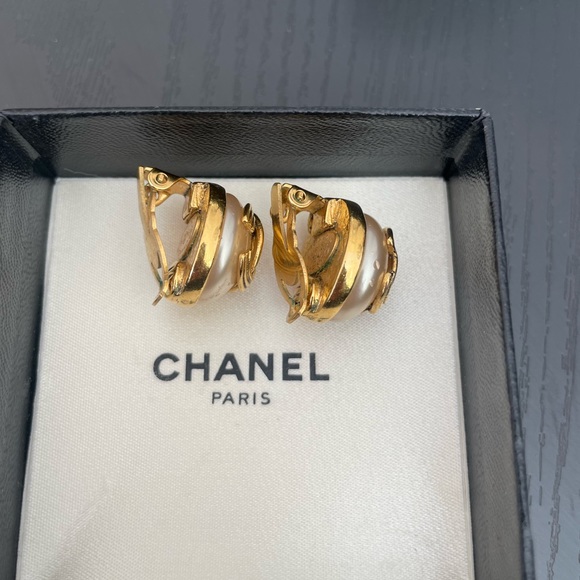 Chanel COCO Mark 94A Faux Pearl Signature Clip-On Earrings, Signed M642 - Picture 3 of 5